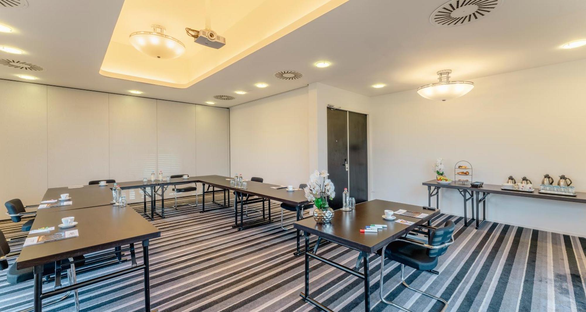 Plaza Premium Grand Winston Hotel Rijswijk Exterior photo