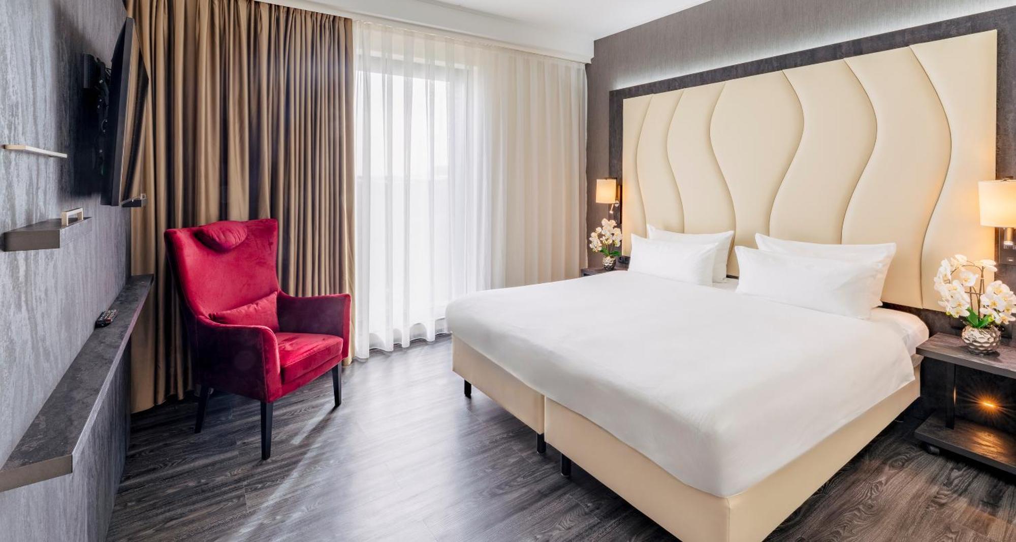 Plaza Premium Grand Winston Hotel Rijswijk Exterior photo