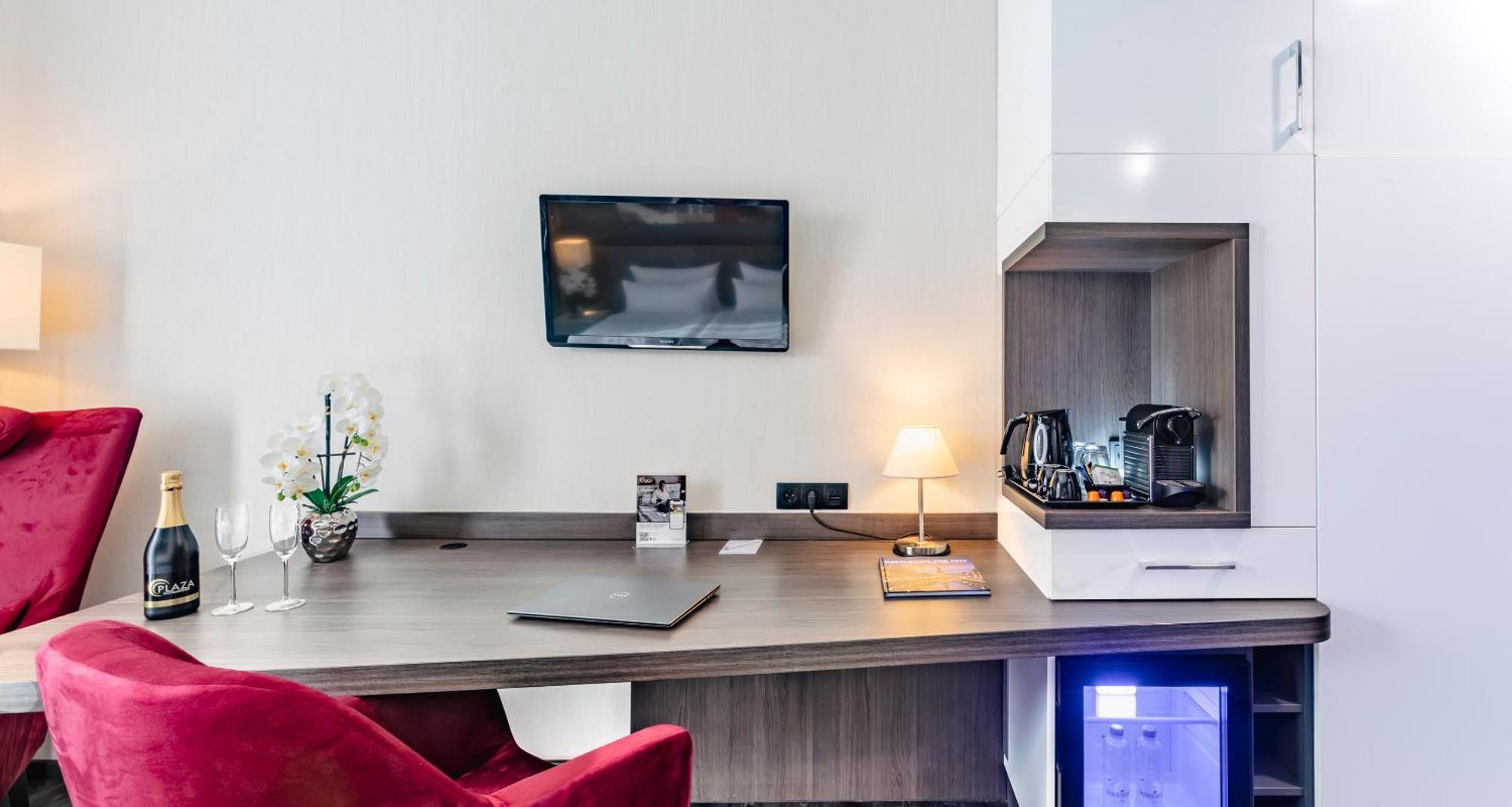 Plaza Premium Grand Winston Hotel Rijswijk Room photo